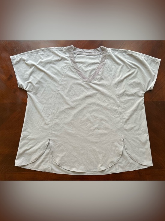 Athleta Tops - Athleta Light Gray V-Neck Short Sleeve Tee size 1X